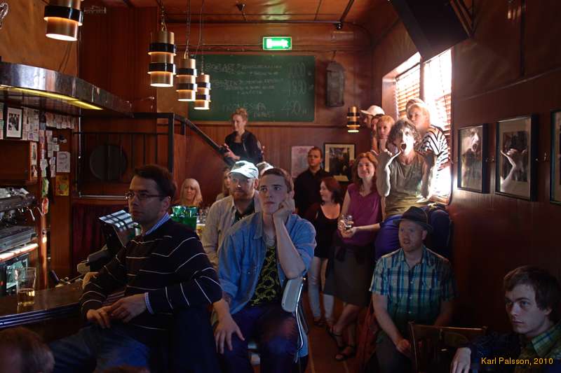 Attentively watching the final at Prikið