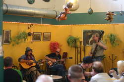 KK and friends playing in KolaportiÃ°
