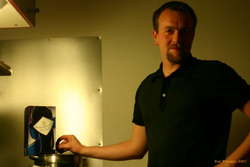 Logi makes glögg
